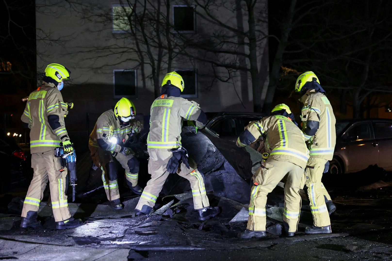 Feuerwehrleute in Berlin bergen Trümmer, die der Sturm von einem Dach geweht hatte.