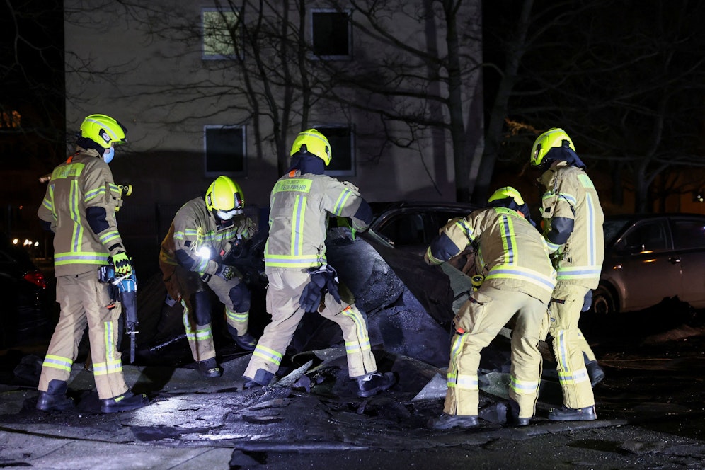 Feuerwehrleute in Berlin bergen Trümmer, die der Sturm von einem Dach geweht hatte.