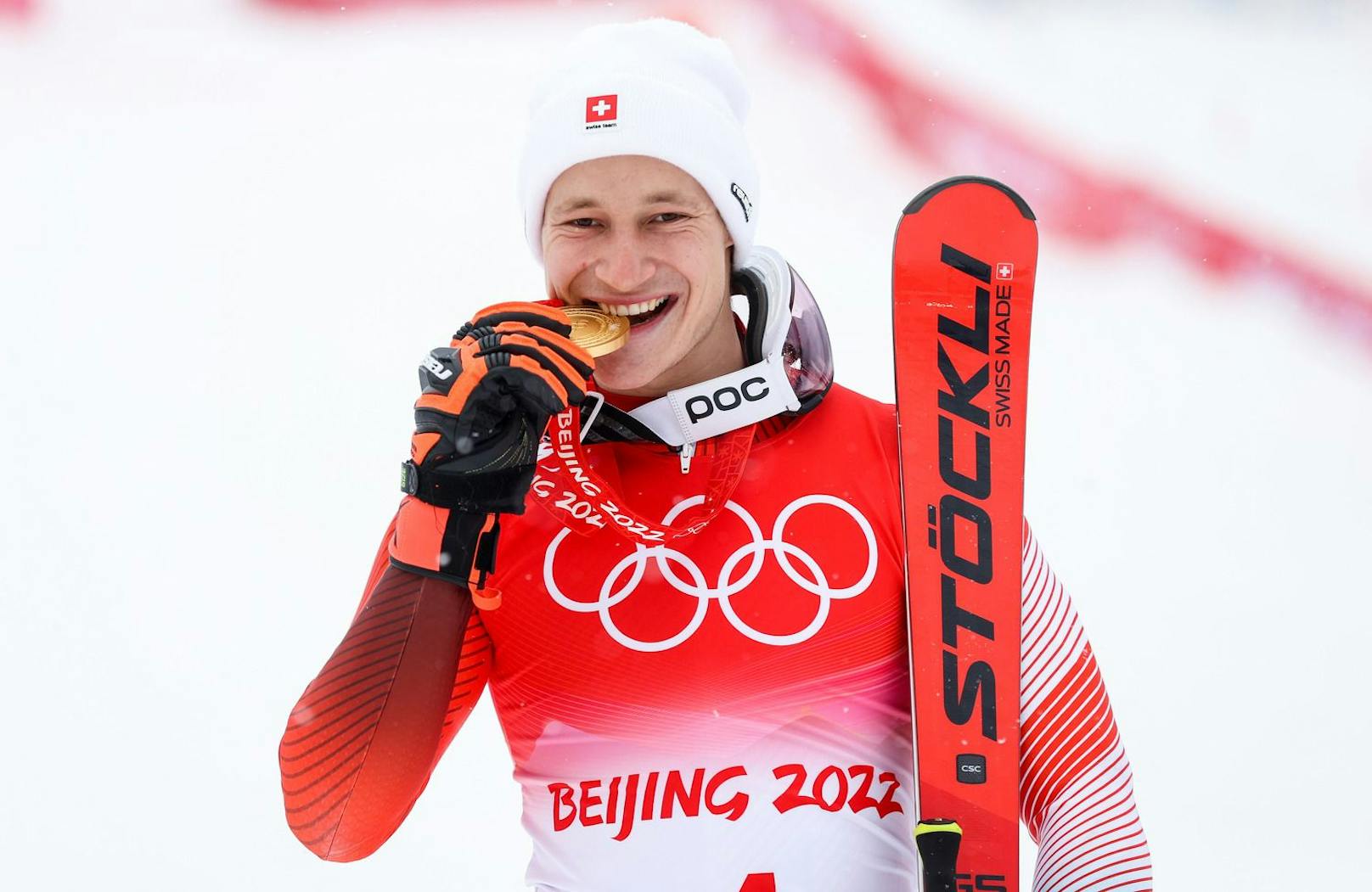 Marco Odermatt feierte seine Goldmedaille. 