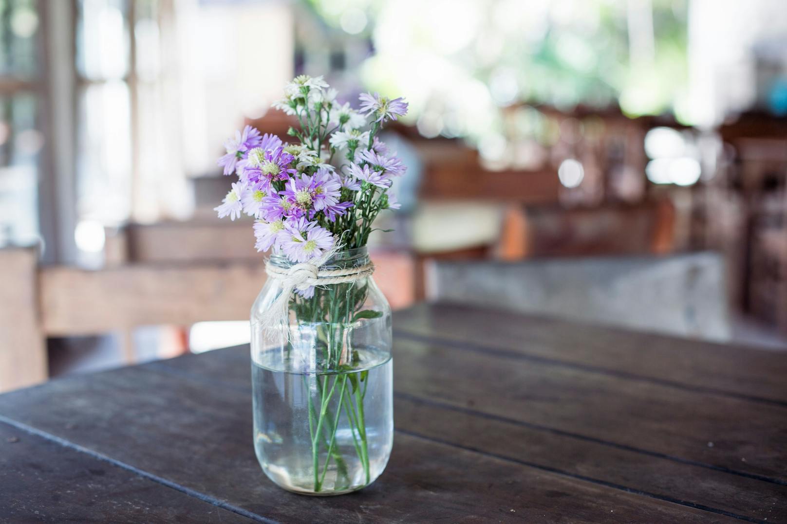 Leere Gläser können ganz einfach in eine Blumenvase umfunktioniert werden.