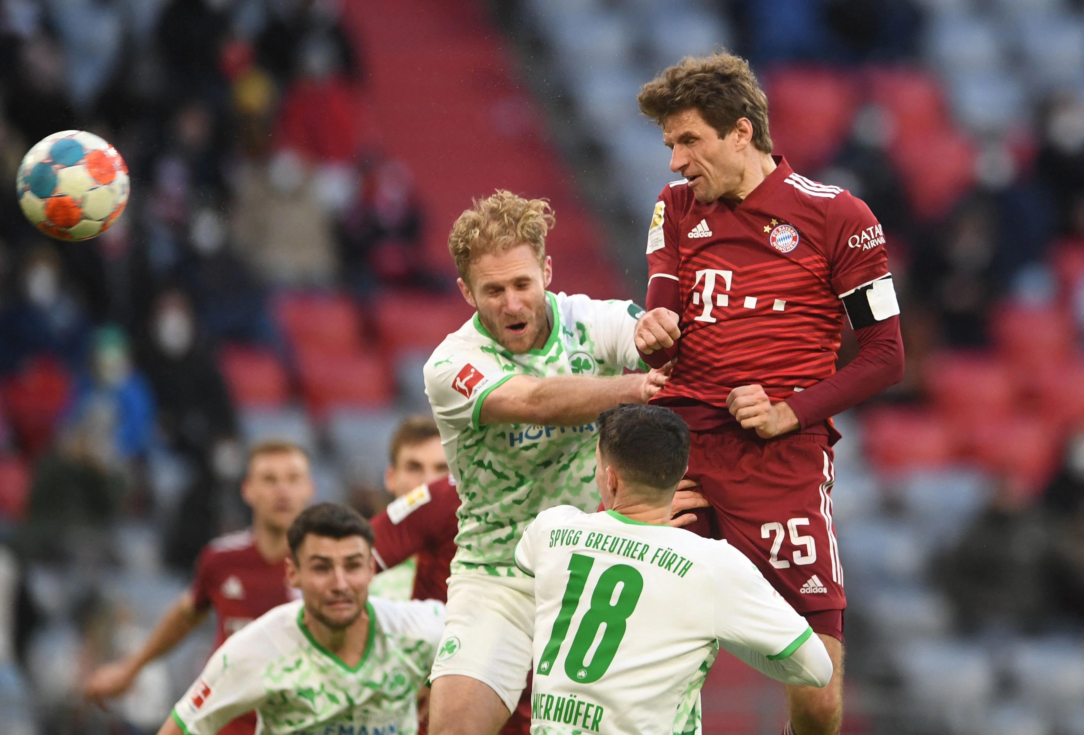 Thomas Müller beim Kopfball.