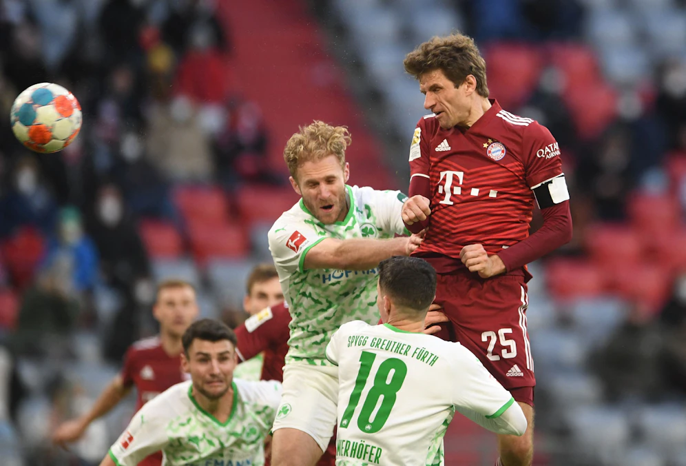 Thomas Müller beim Kopfball.