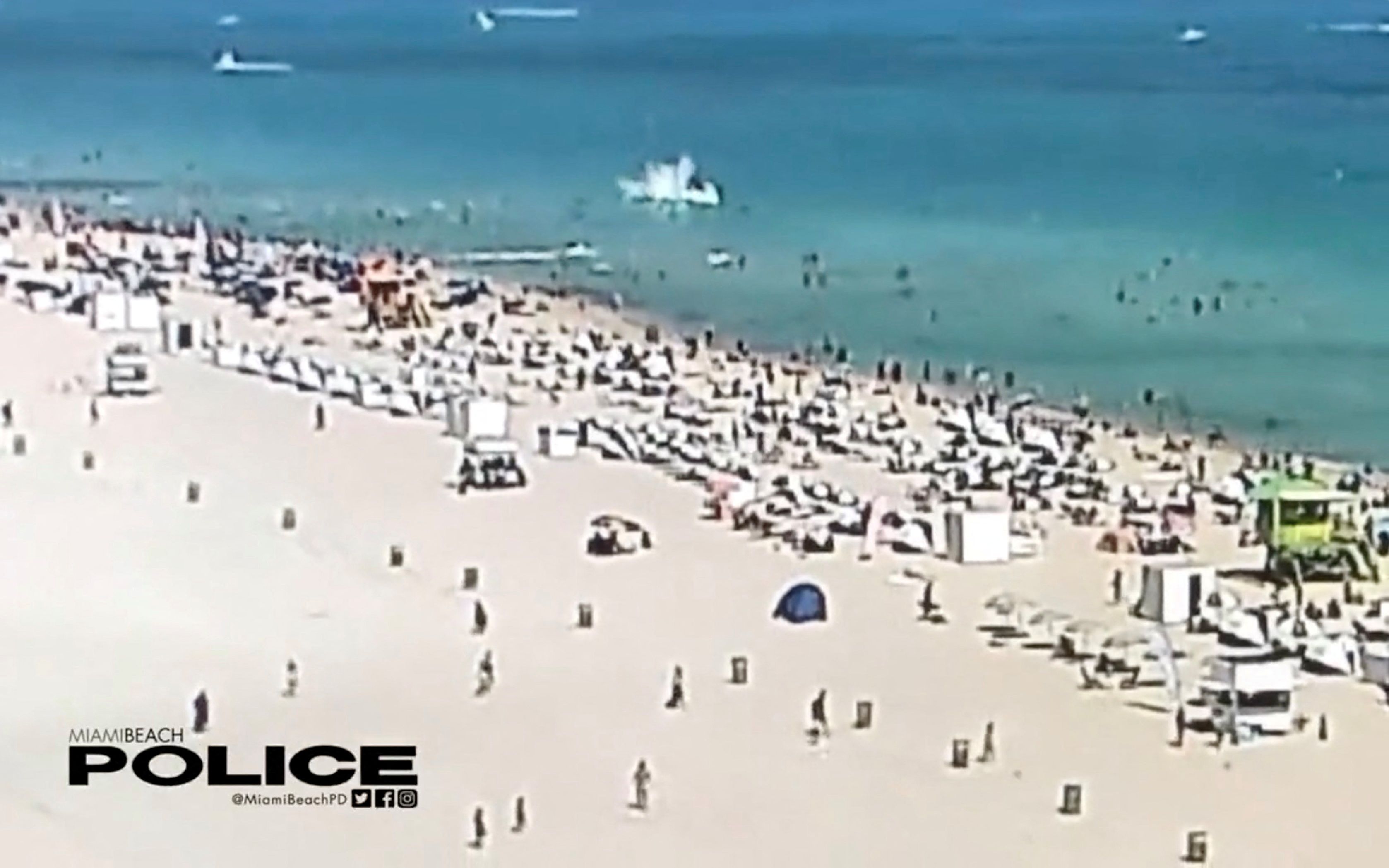 Ein Helikopter stürzte nahe dem Miami Beach ins Meer.