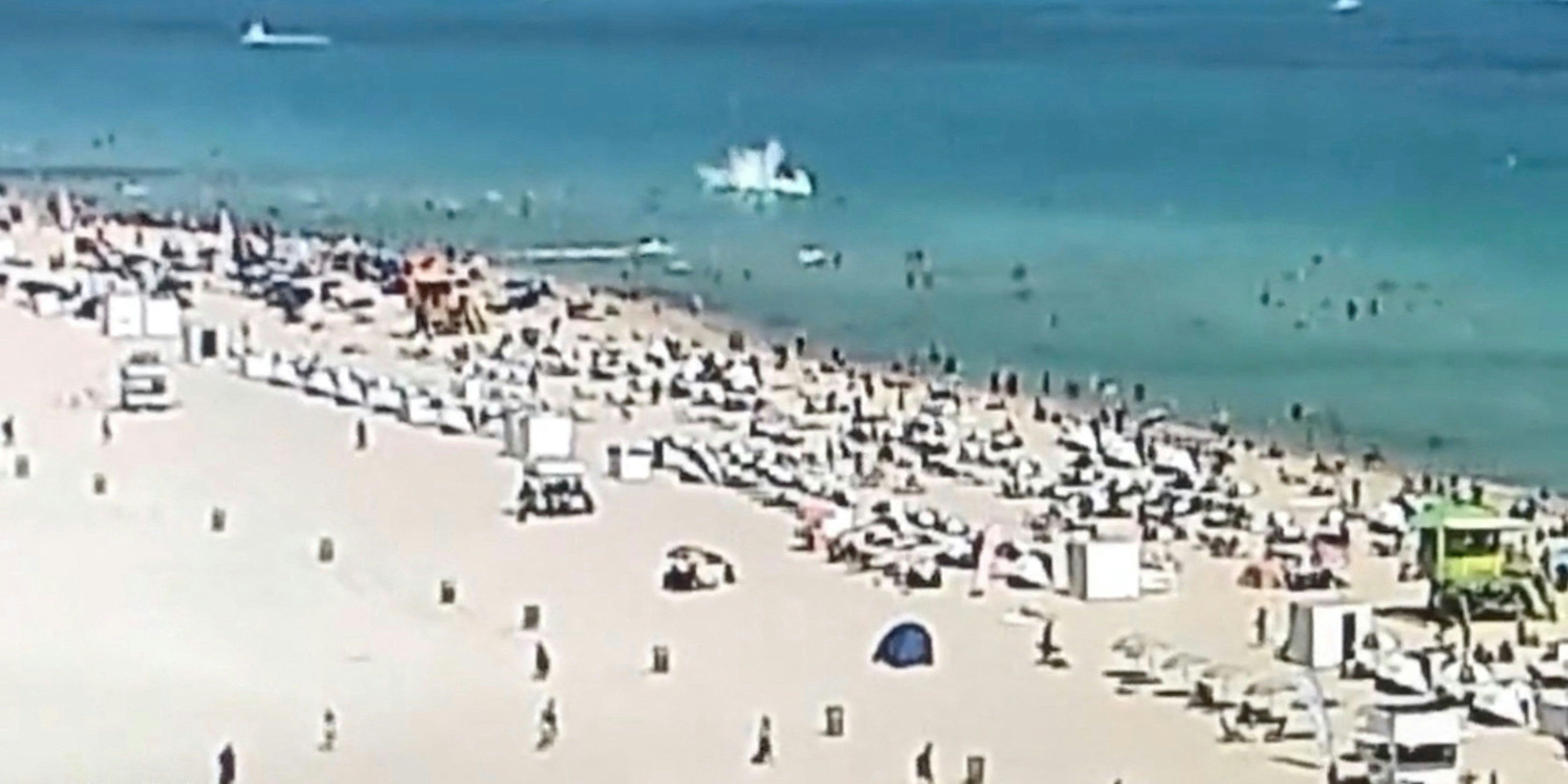 Ein Helikopter stürzte nahe dem Miami Beach ins Meer.