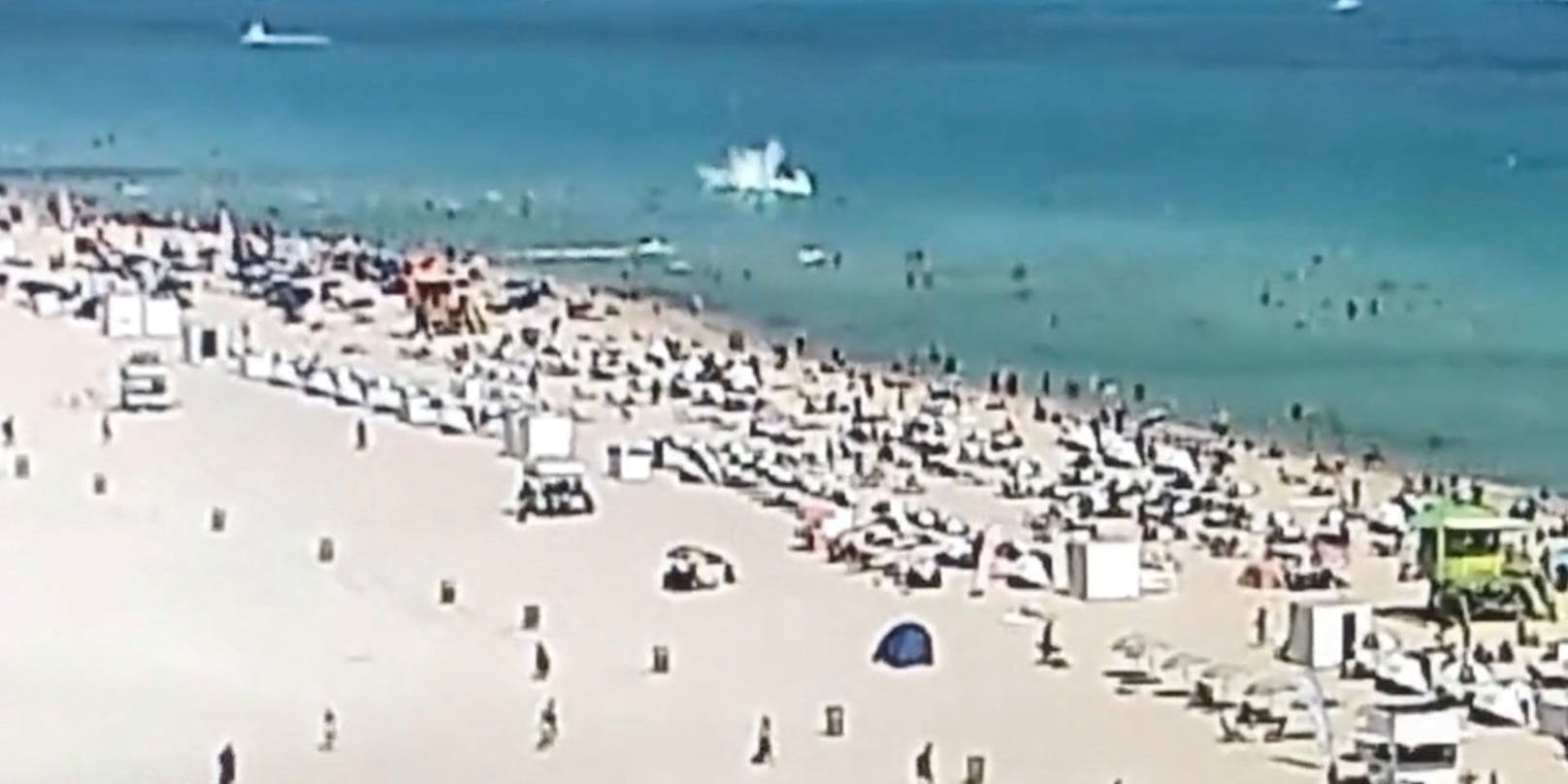 Ein Helikopter stürzte nahe dem Miami Beach ins Meer.
