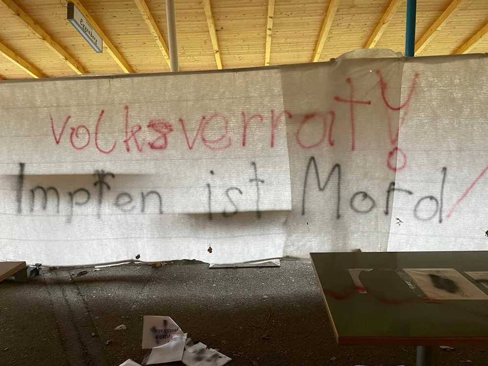 Die Impfgegner beschmierten die Impfstraße in Kirchdorf.