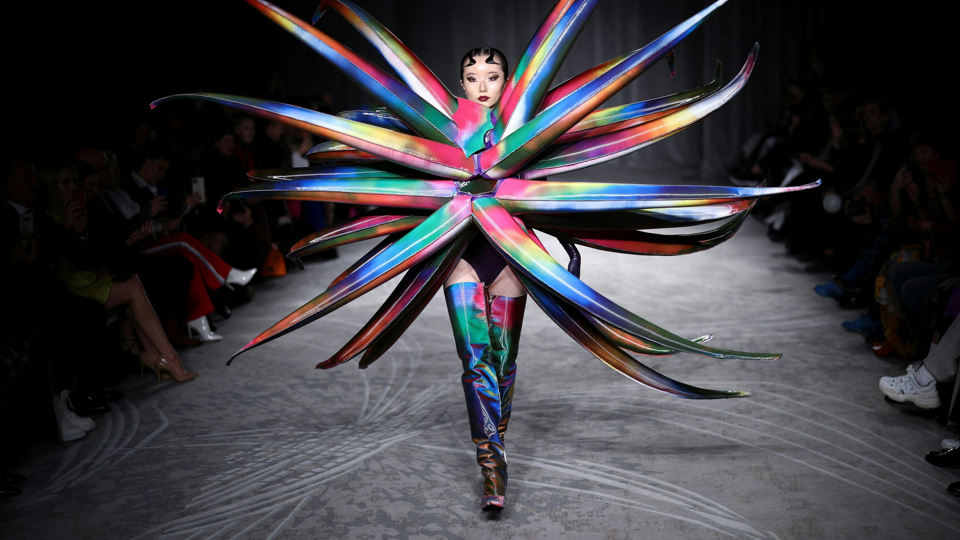 Dieses Outfit bei der Londoner "Fashion week" erinntert an den "Krieg der Welten"