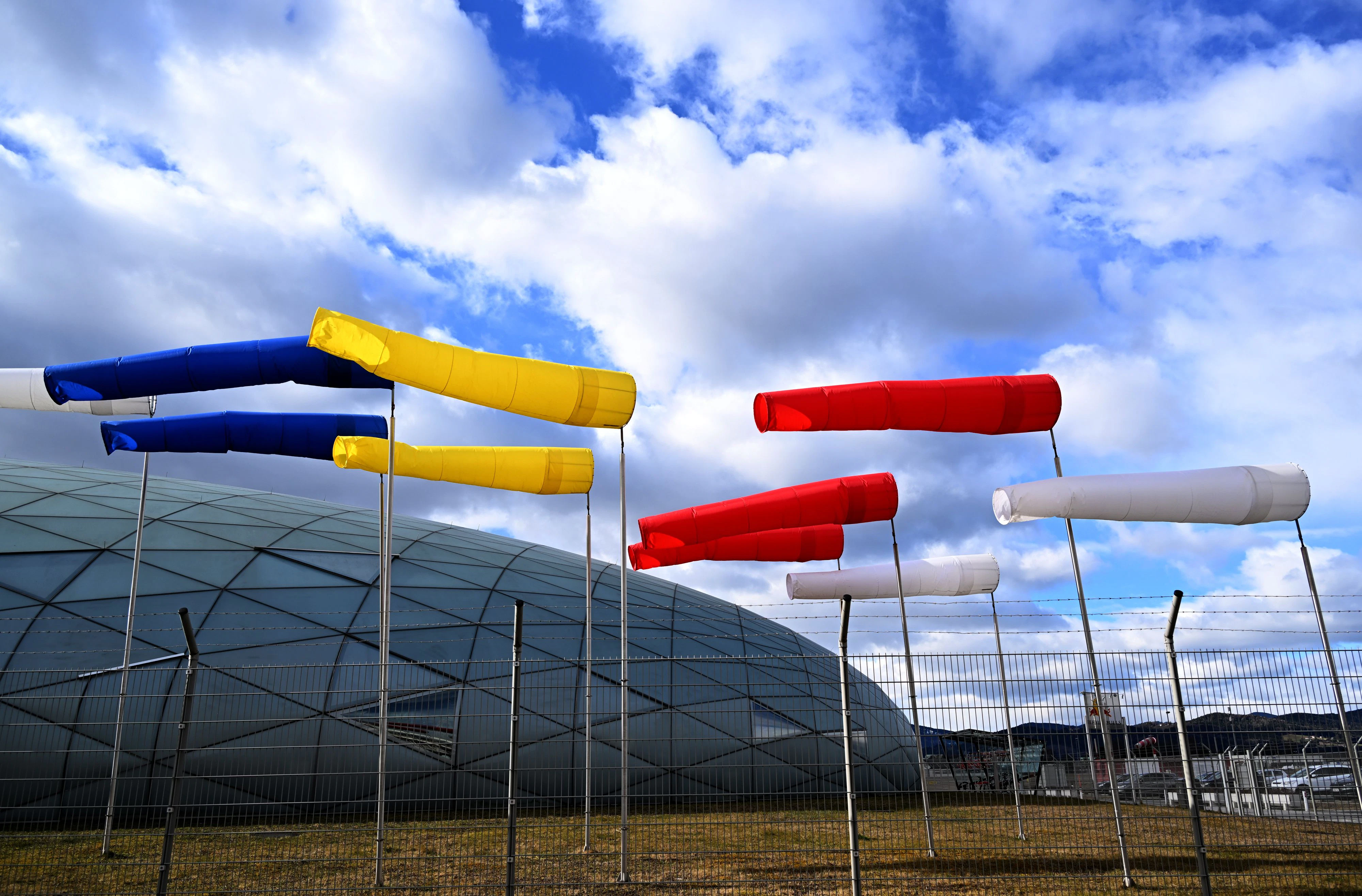 Die Zeichen stehen auf Sturm: gefüllte Windfahnen beim Hangar am Flughafen Salzburg. (Symbolbild)