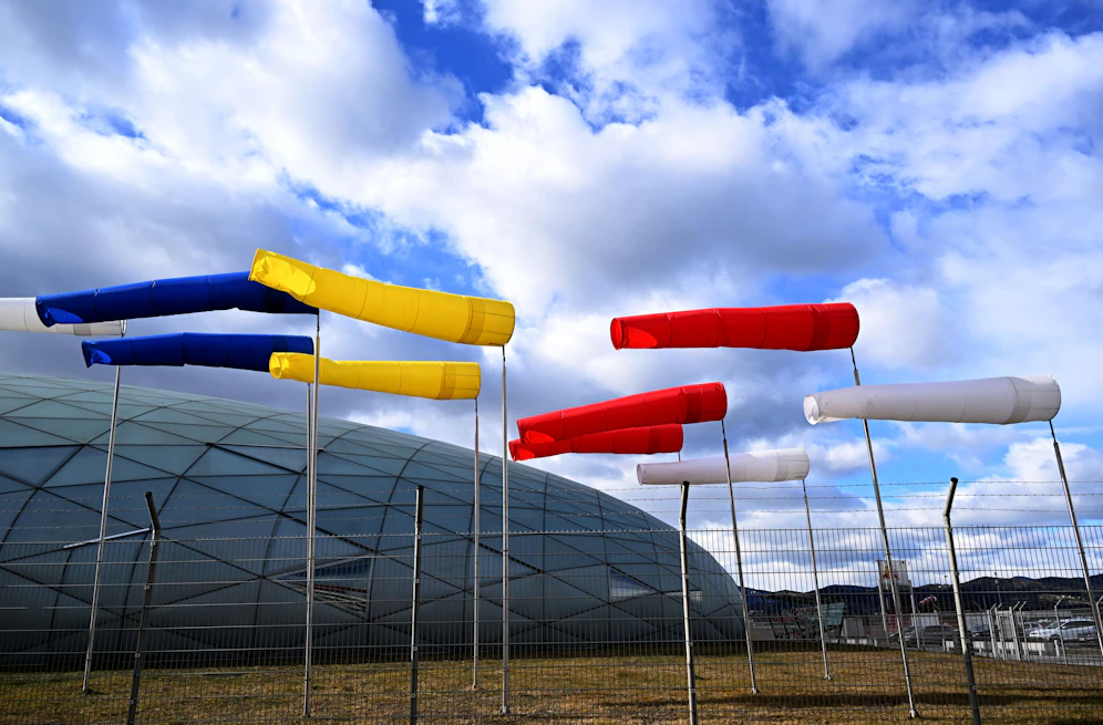 Die Zeichen stehen auf Sturm: gefüllte Windfahnen beim Hangar am Flughafen Salzburg. (Symbolbild)