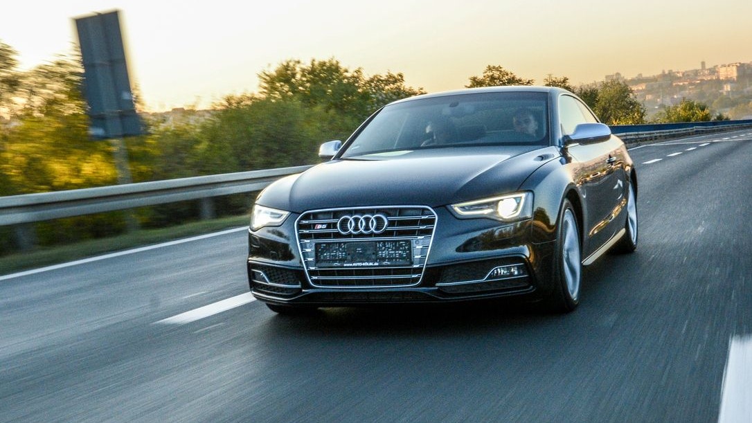 Ein Audi auf einer Autobahn. (Symbolbild)