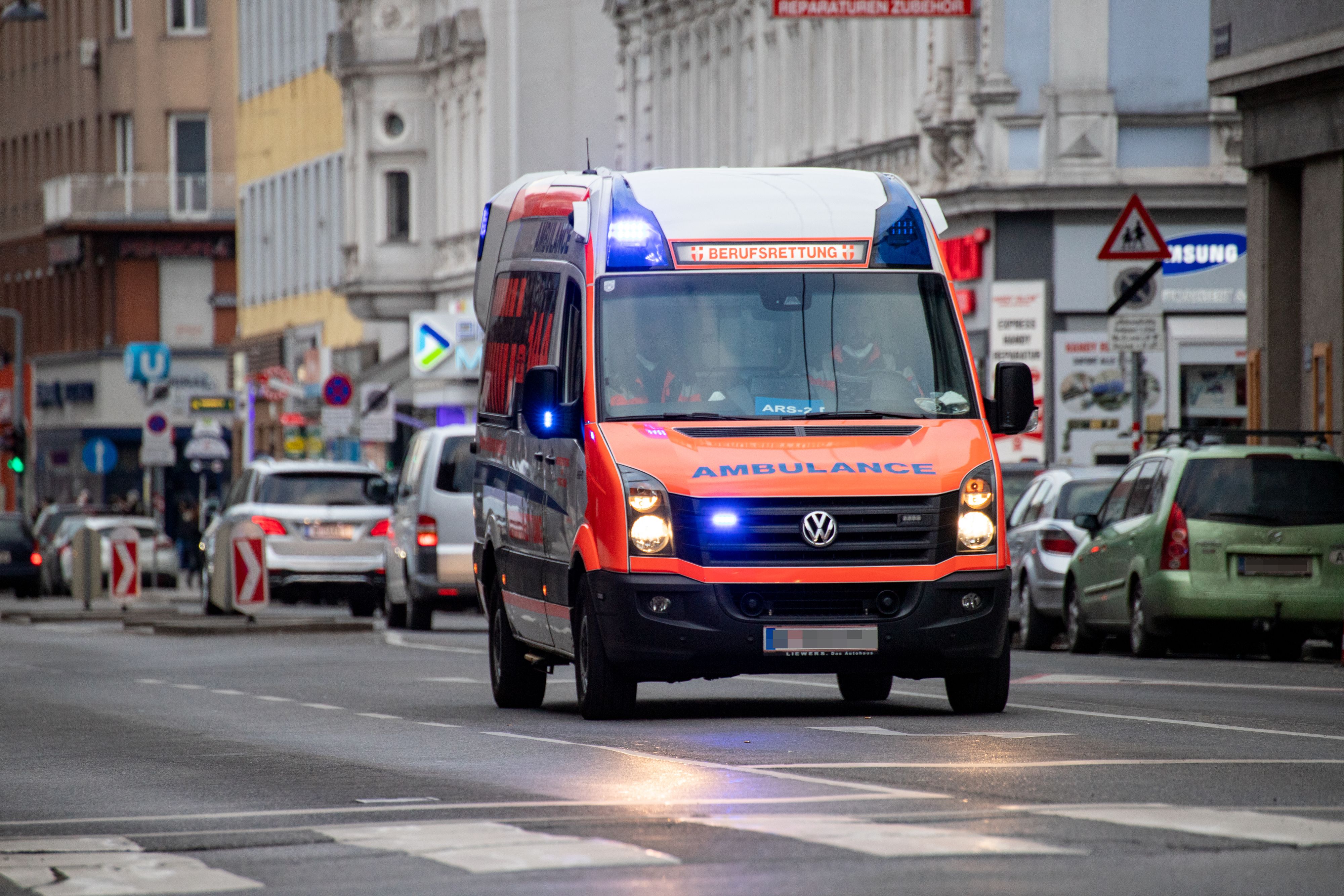 Ein Rettungswagen (RTW) der Wiener Berufsrettung auf Einsatzfahrt. (Symbolbild)
