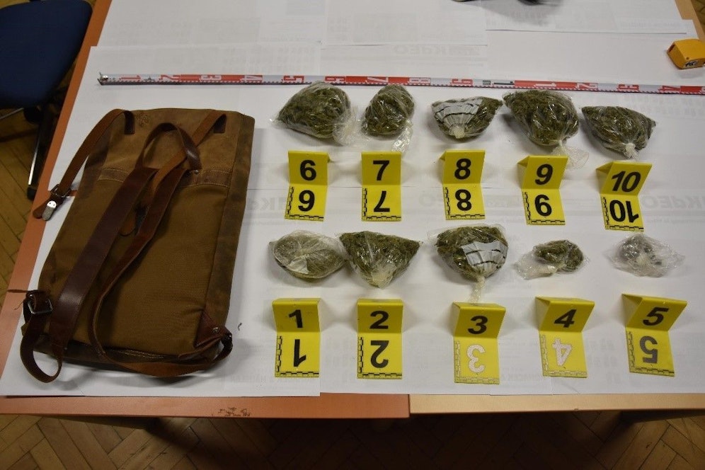 Die Beamten stellten Suchtgift und Bargeld sicher.