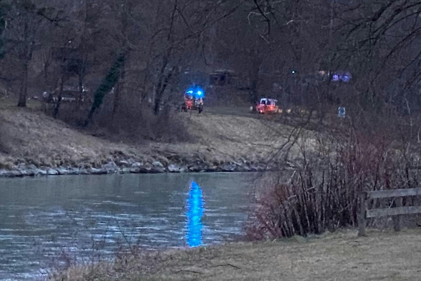 In Oberndorf ist noch aus unbekannt Gründen ein Pkw in die Salzach gerollt.