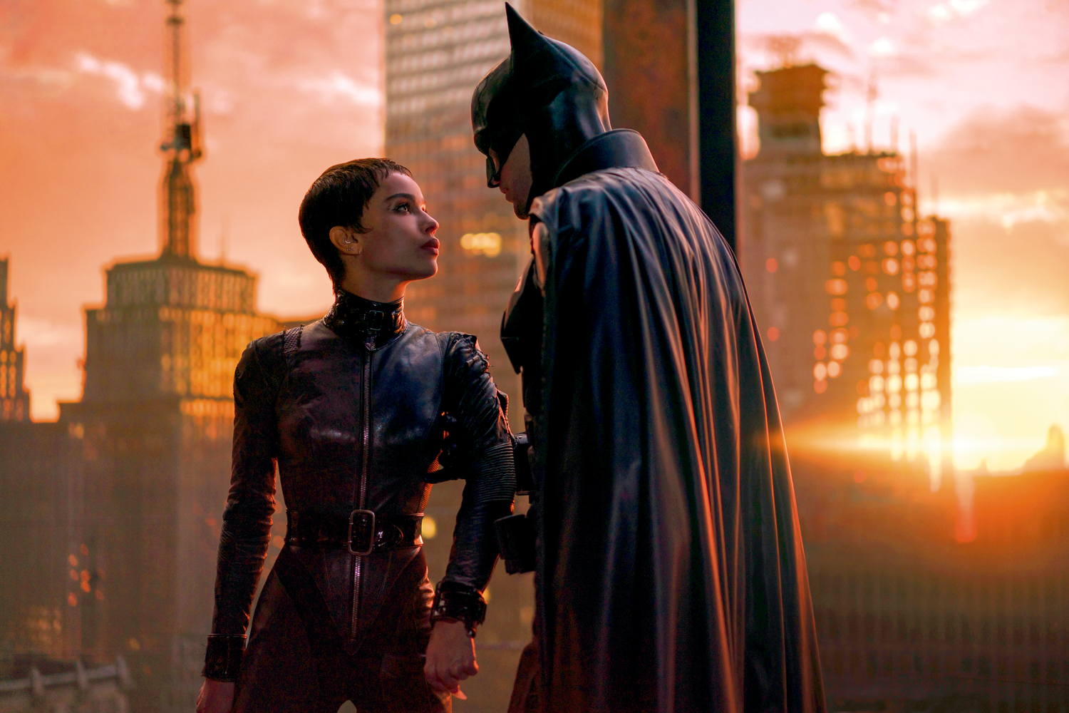 Catwoman (Zoë Kravitz) und Batman (Robert Pattinson) geraten aneinander. 