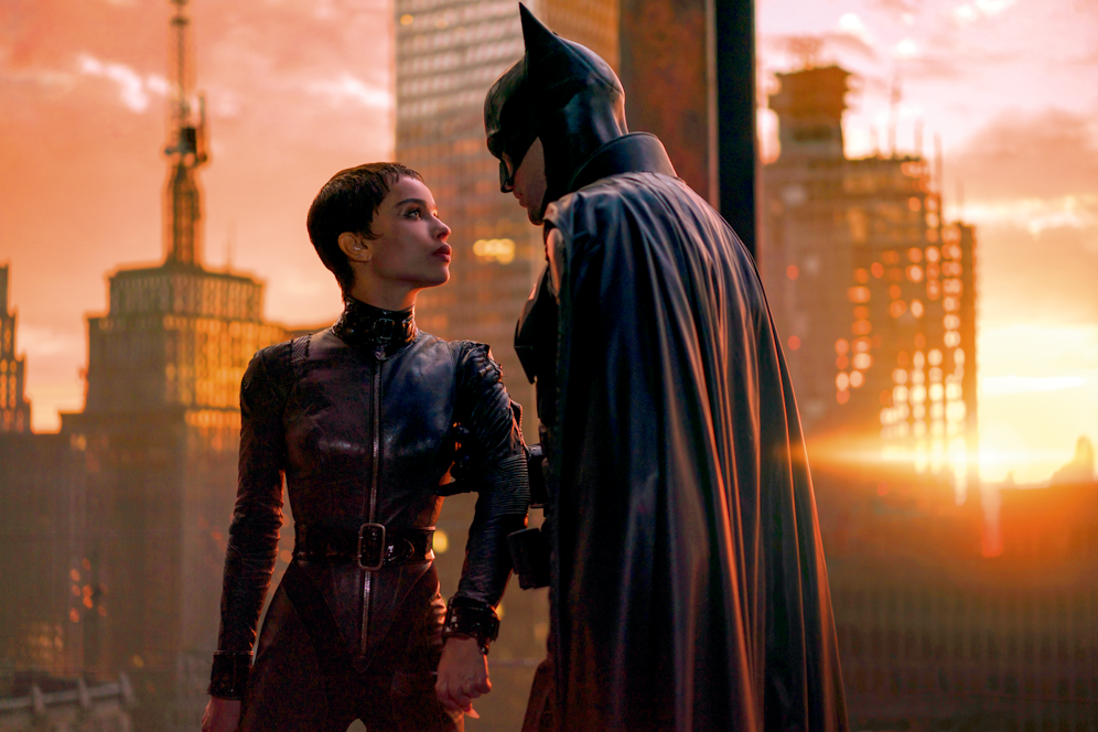 Catwoman (Zoë Kravitz) und Batman (Robert Pattinson) geraten aneinander. 