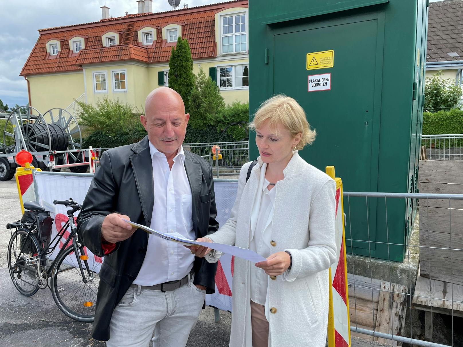 Bezirksvorsteherin Silke Kobald (ÖVP, r.) und Bezirksvorsteherin-Stellvertreter Christian Gerzabek (ÖVP) prüfen die Neugestaltung der Verkehrsorganisation in der Friedensstadt.