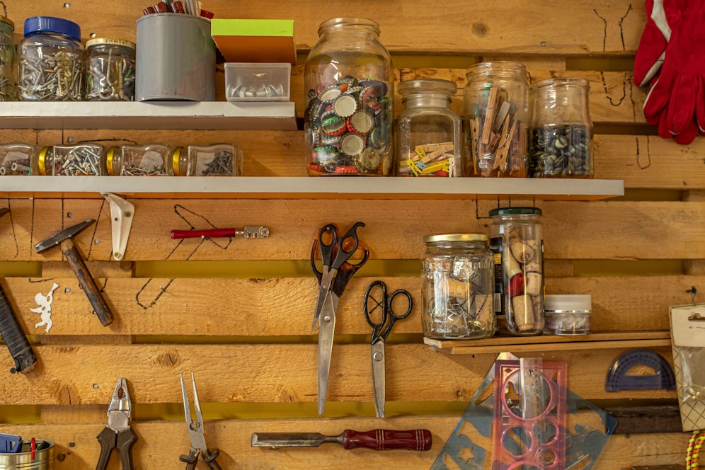 vom Schnitzelausstecher, Erdnuss-Spender bis hin zu wunderschönen Möbeln: Im Jailshop gibt es alles!