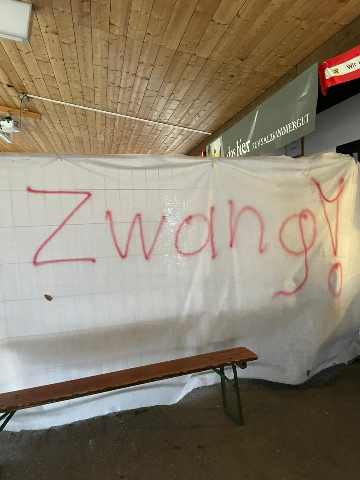 Die Impfgegner beschmierten die Impfstraße in Kirchdorf.