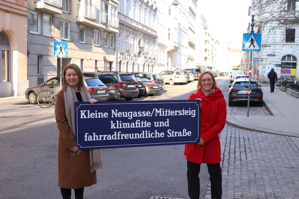 Der Straßenzug um Kleine Neugasse und Mittersteig zwischen Wieden und Margareten soll zur klimafitten Fahrradkreuzung umgestaltet werden. Wie genau, darüber informieren die Bezirkschefinnen&nbsp;Silvia Janković (Margareten, l.) und Lea Halbwidl (Wieden, r., beide SPÖ) bei einem Online-Gespräch sowie persönlich.
