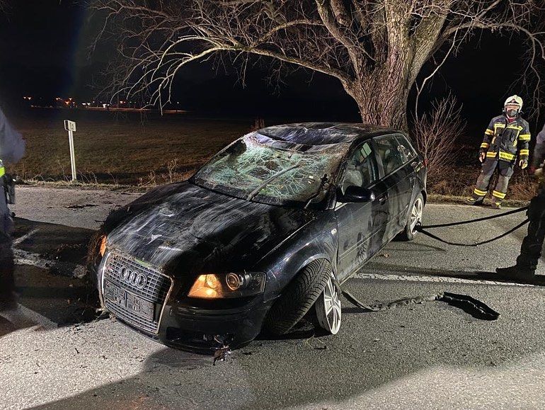 Der Audi wurde bei dem Crash schwer beschädigt, die 26-Jährige liegt im Spital.