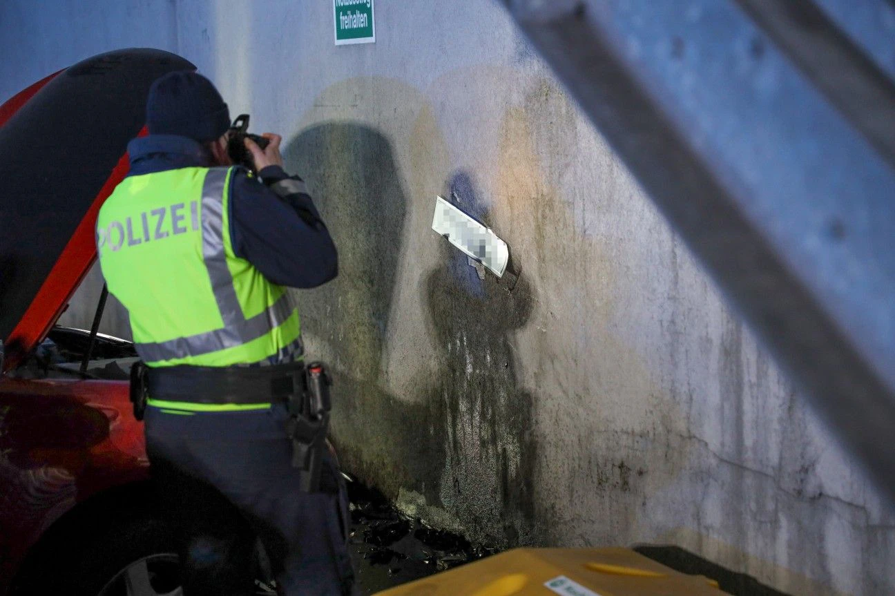 PKW-Lenker kommt in einer Kurve von der Fahrbahn ab