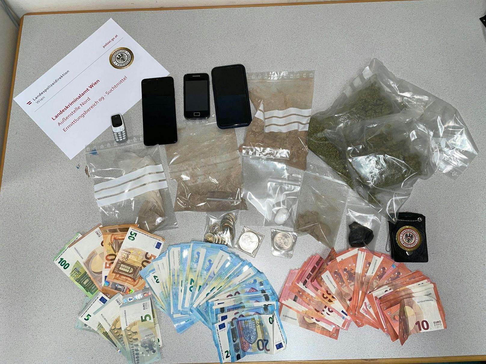 Die Polizei stellte Drogen (20.000 Euro) und Waffen sicher.