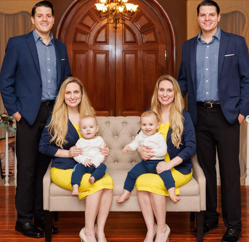 Die Zwillings-Familien leben im gleichen Haus.