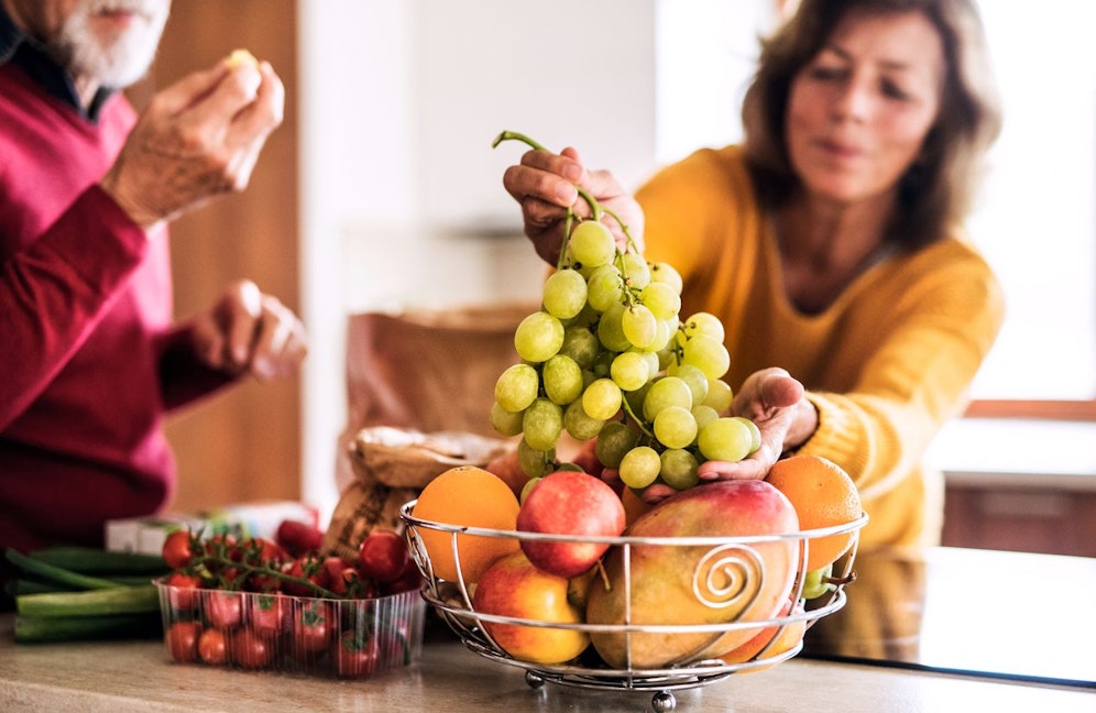 Überreifes Obst muss nicht entsorgt werden, denn aus alten und schrumpeligen Früchten lassen sich frische und gesunde Snacks zaubern. 