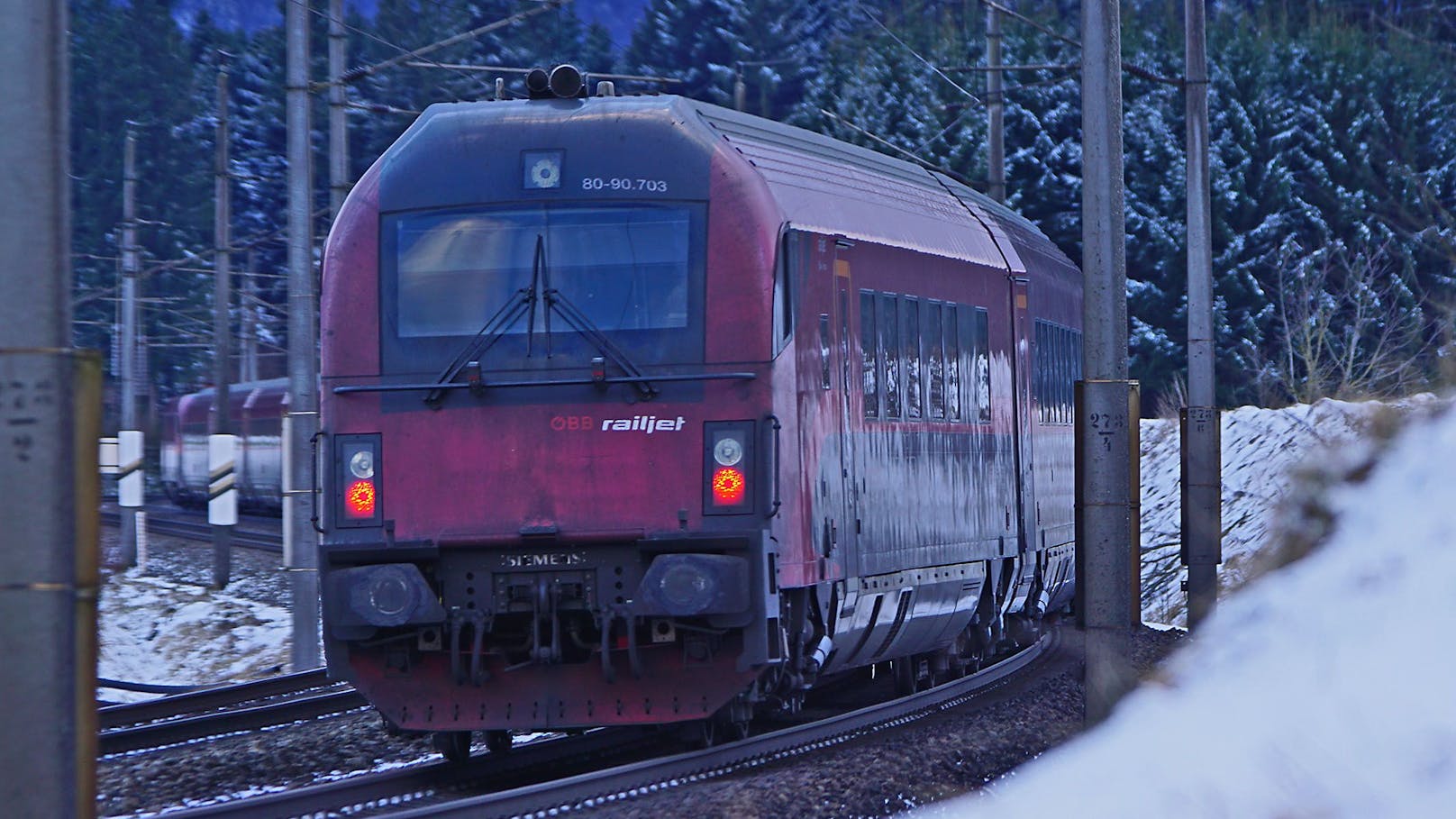 Zugpassagiere auf dem Weg nach Salzburg musste am Montagvormittag bis zu zwei Stunden warten.