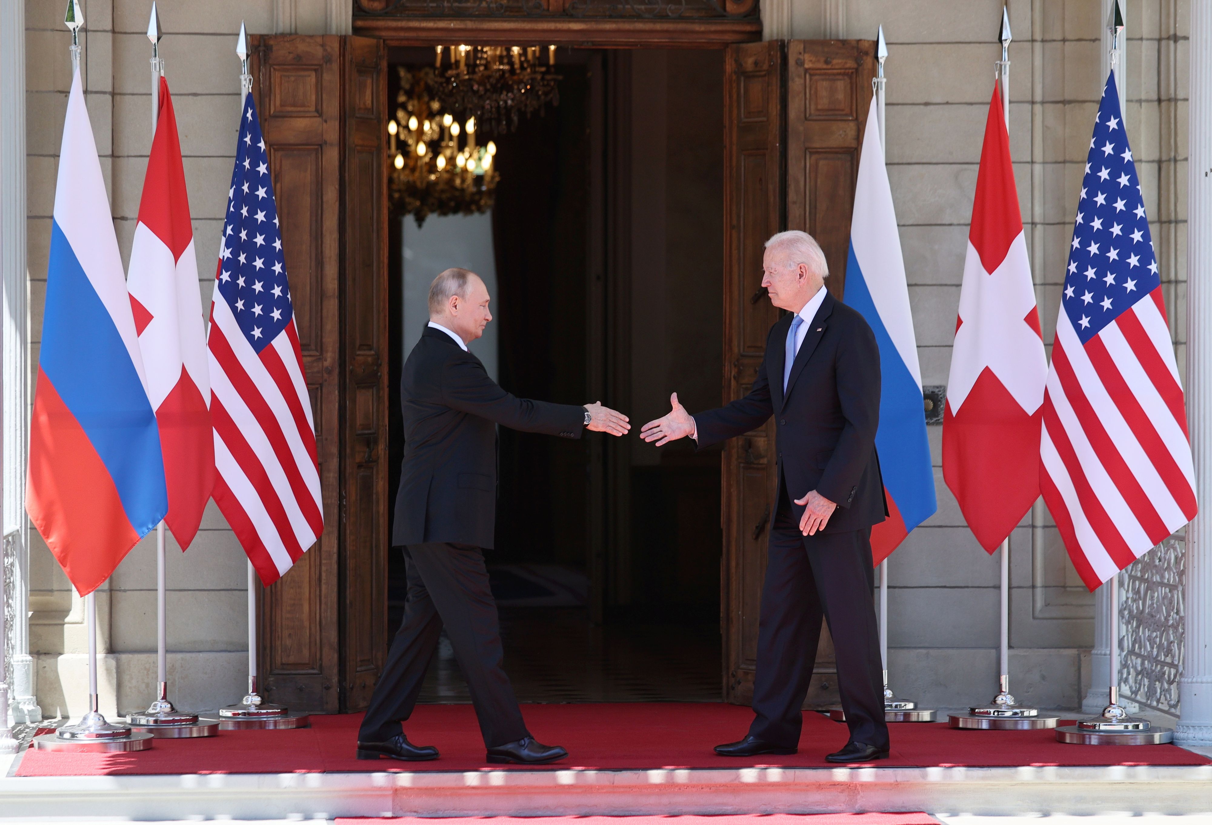 Download von www.picturedesk.com am 21.02.2022 (10:21).  GENEVA, SWITZERLAND  JUNE 16, 2021: Russia's President Vladimir Putin (L) and US President Joe Biden shake hands as they meet for a Russia-United States summit at the Villa La Grange. Sergei Bobylev/TASS - 20210616_PD4055 - Rechteinfo: Rights Managed (RM)
