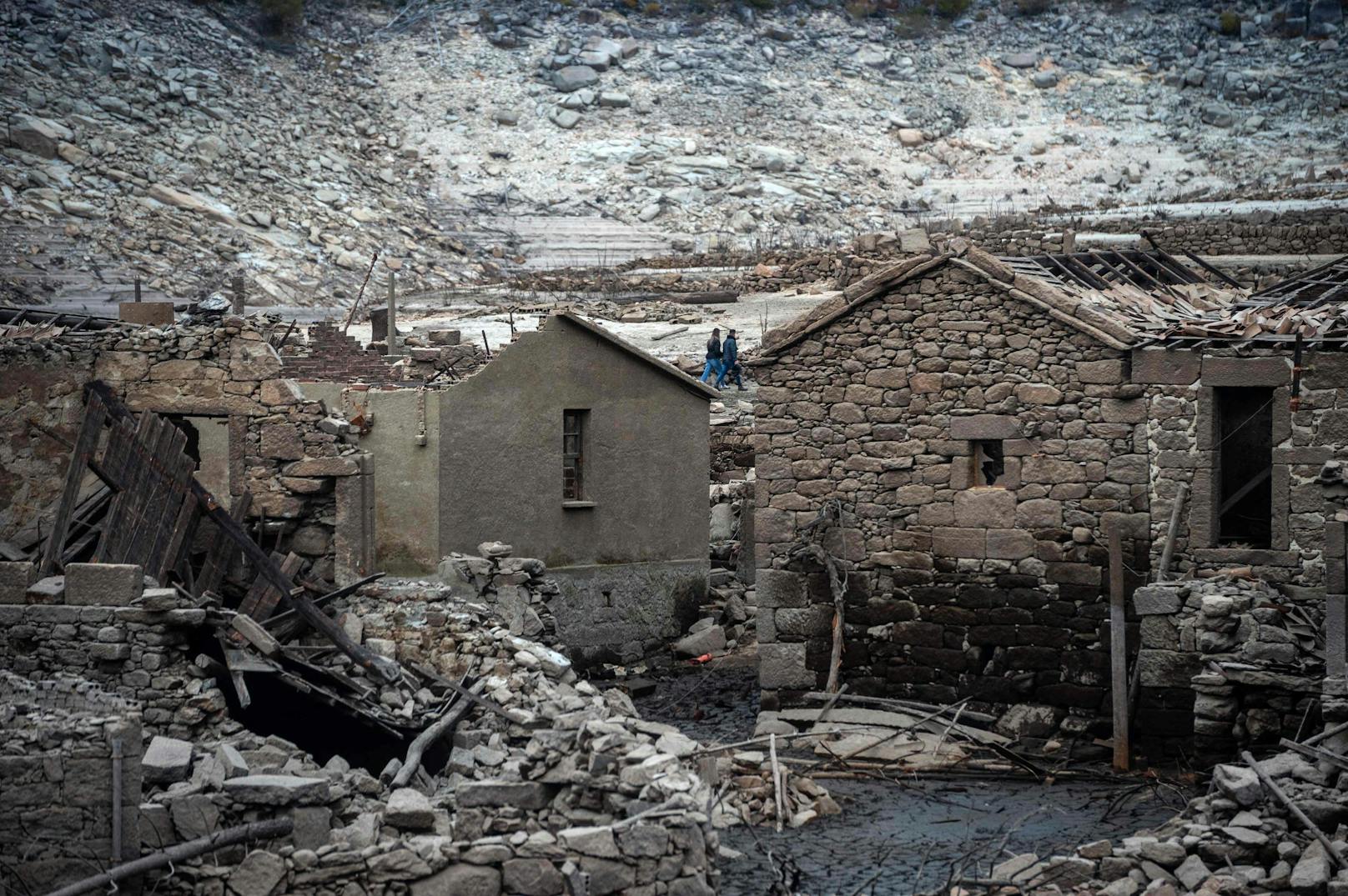 Die Bewohner des Dorfes Aceredo wurden 1992 für den Bau des Stausees aus ihren Häusern vertrieben. Neben Aceredo wurden in dieser galizischen Region vier weitere Dörfer überflutet: A Reloeira, Buscalque, O Bao und Lantemil. <br>