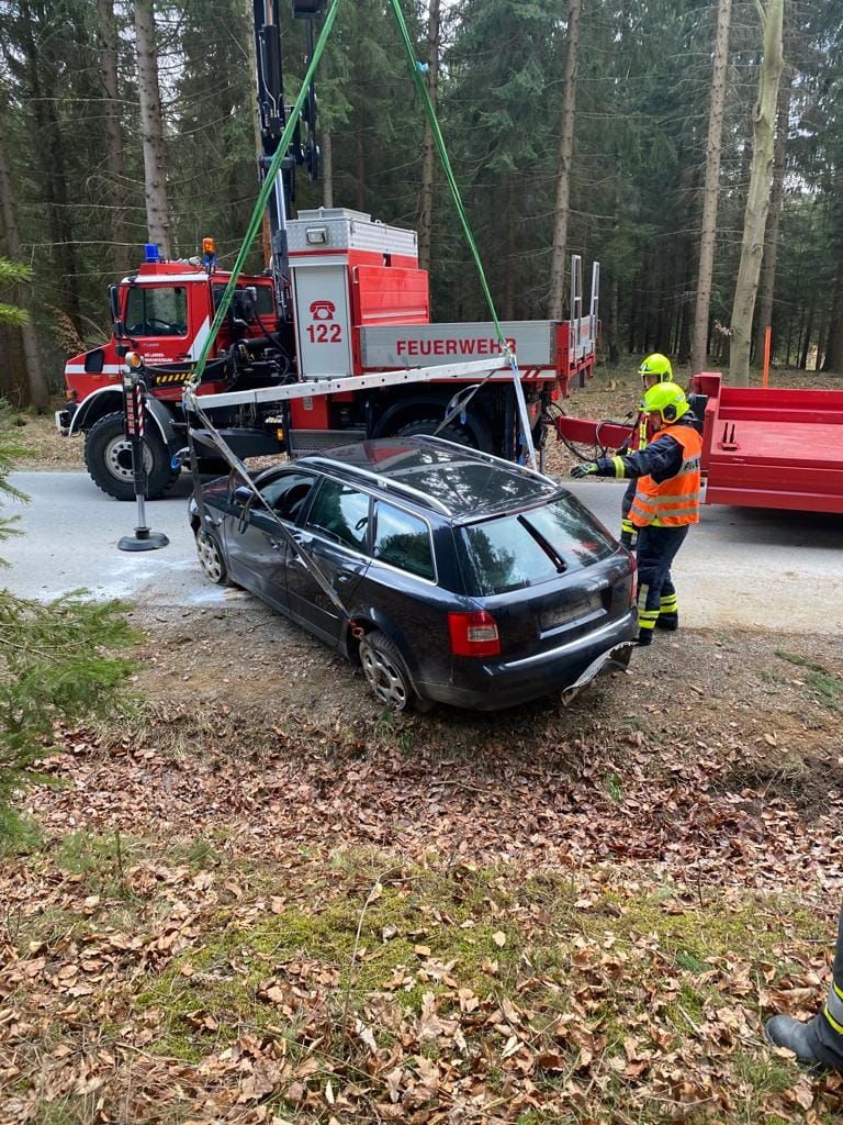 Die Feuerwehr aus Weitra barg den Unfallwagen.