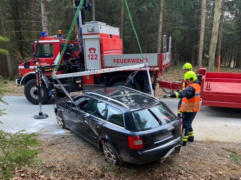 Die Feuerwehr aus Weitra barg den Unfallwagen.