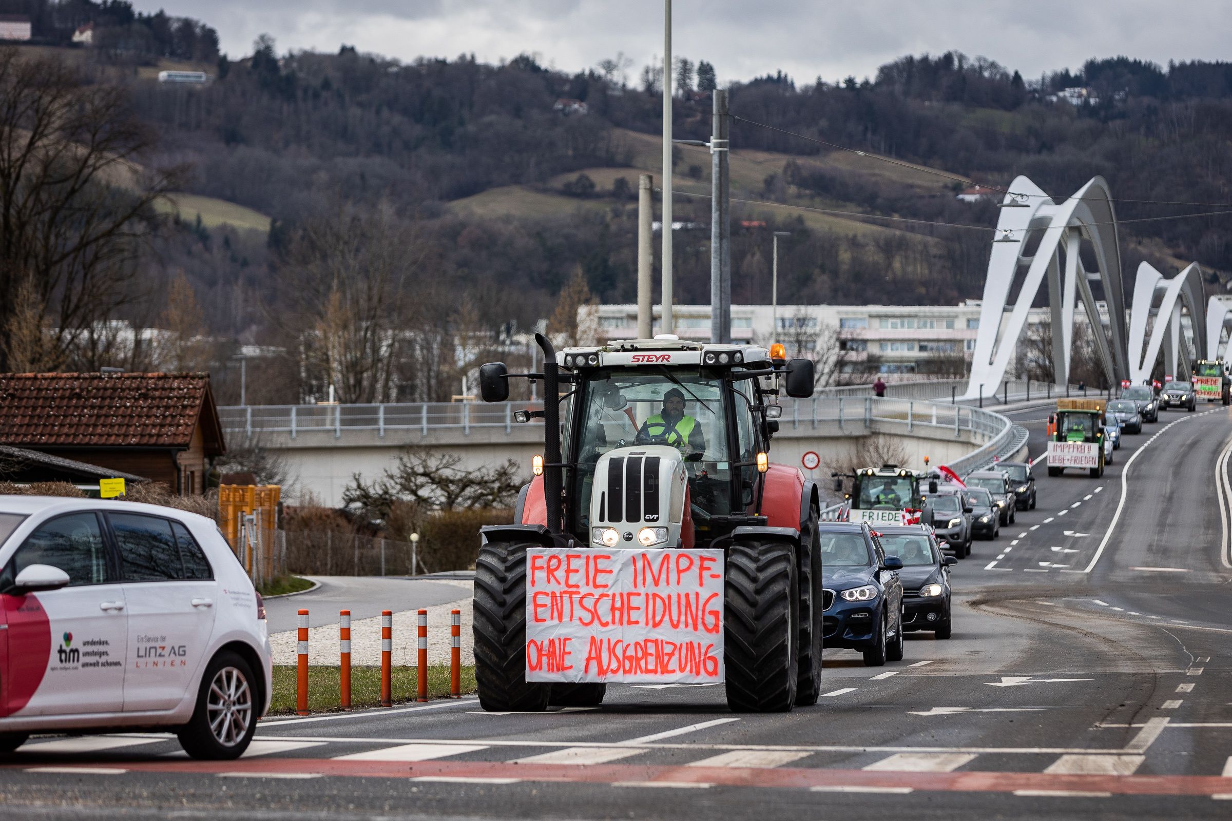 Der Auto-Korso der Corona-Demonstranten legte Linz lahm.