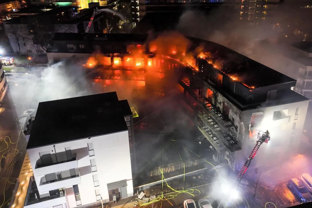 Der ganze Wohnkomplex steht in Flammen.
