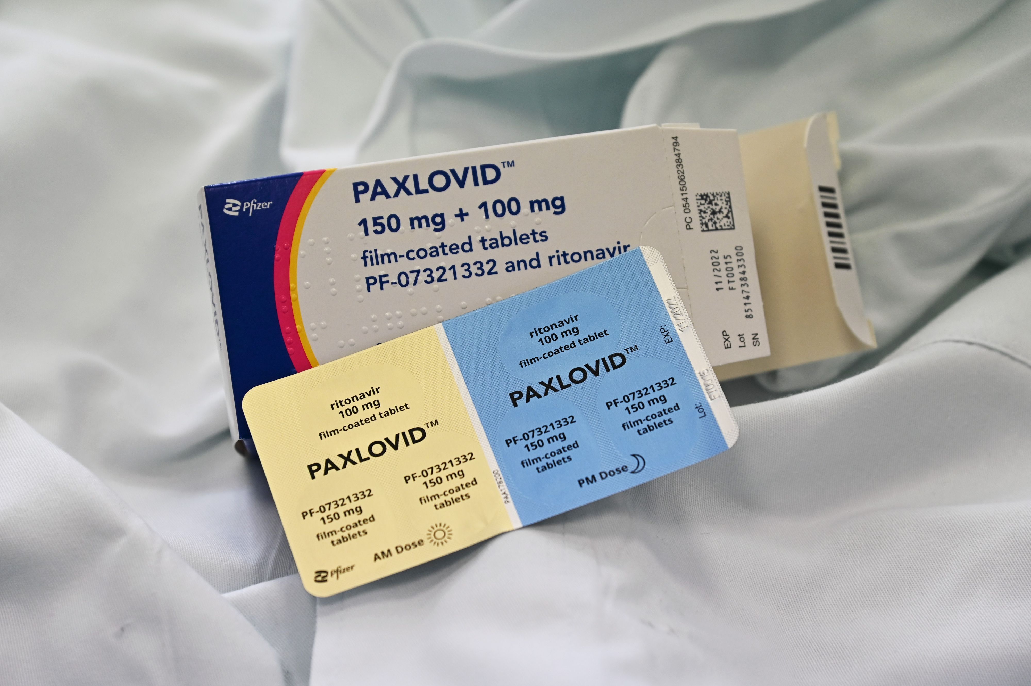 Download von www.picturedesk.com am 21.02.2022 (10:47).  Busto A, Italy Paxlovid is the latest oral antiviral anticovid with other drugs such as Lagevrio in pastigle and Veklury by vein only available at the pharmacy centers of the individual hospitals in the area In the picture: Paxlovid Pfizer oral antiviral anticovid in tablets - 20220217_PD19604 - Rechteinfo: Rights Managed (RM)
