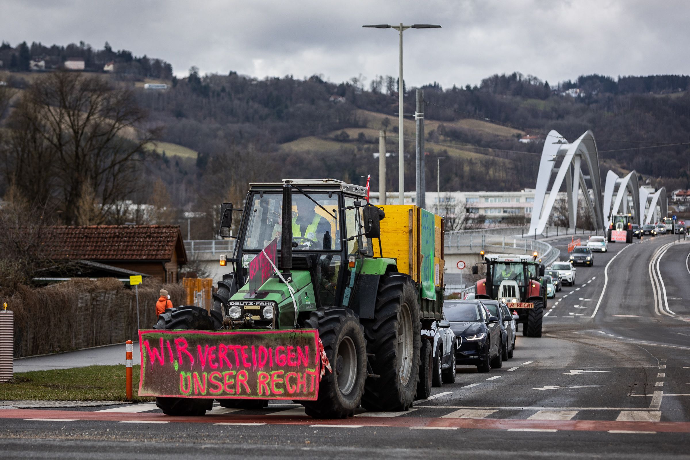 Der Auto-Korso der Corona-Demonstranten legte Linz lahm.