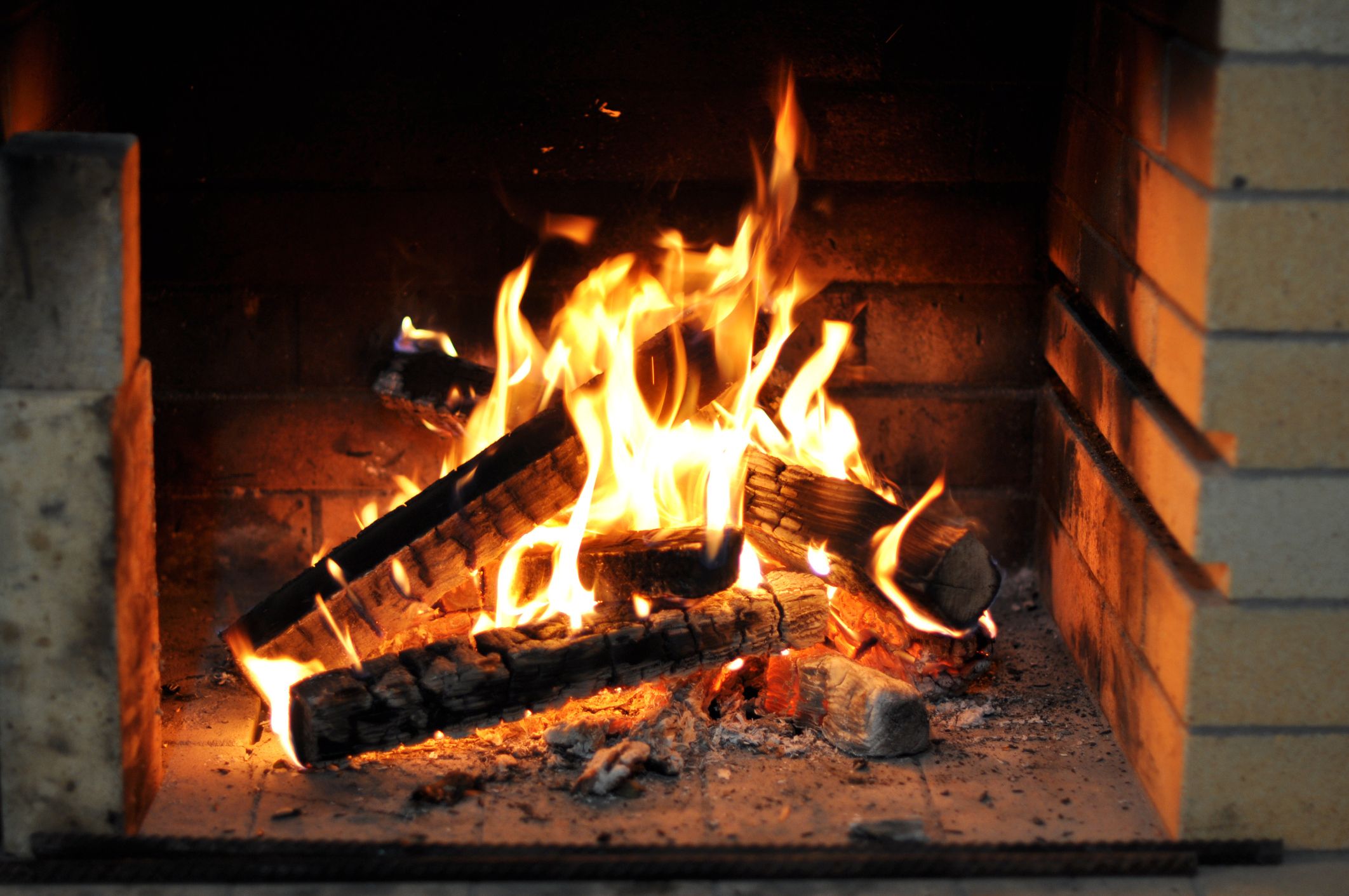 Holz, besonders wenn es feucht ist, verbrennt nicht sauber. Im Kaminfeuer entstehen krebserregende Substanzen wie Ruß und polyzyklische aromatische Kohlenwasserstoffe, darunter Benzo(a)pyren.