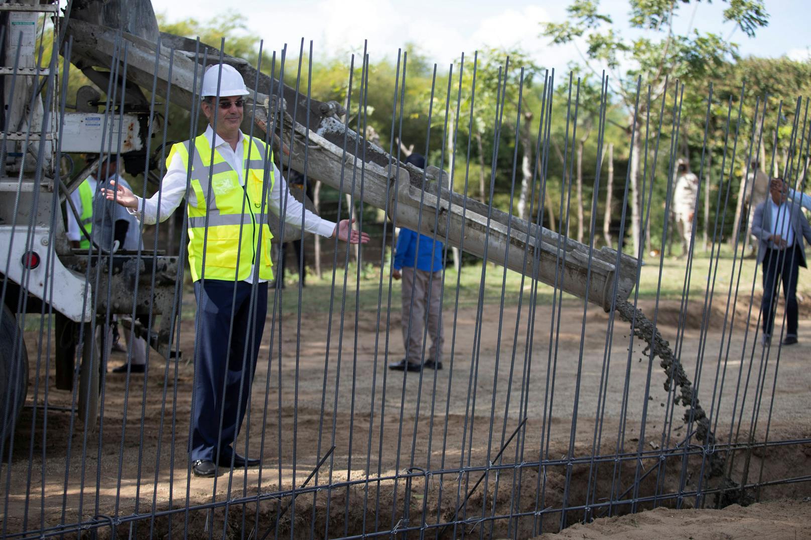 Der Präsident der Dominikanischen Republik, Luis Abinader, setzt sich beim Start des Baus in Szene. 