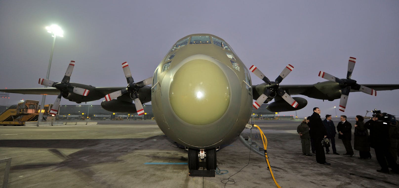 Eine extra umgebaute Hercules holte den Soldaten aus dem Kosovo ab.