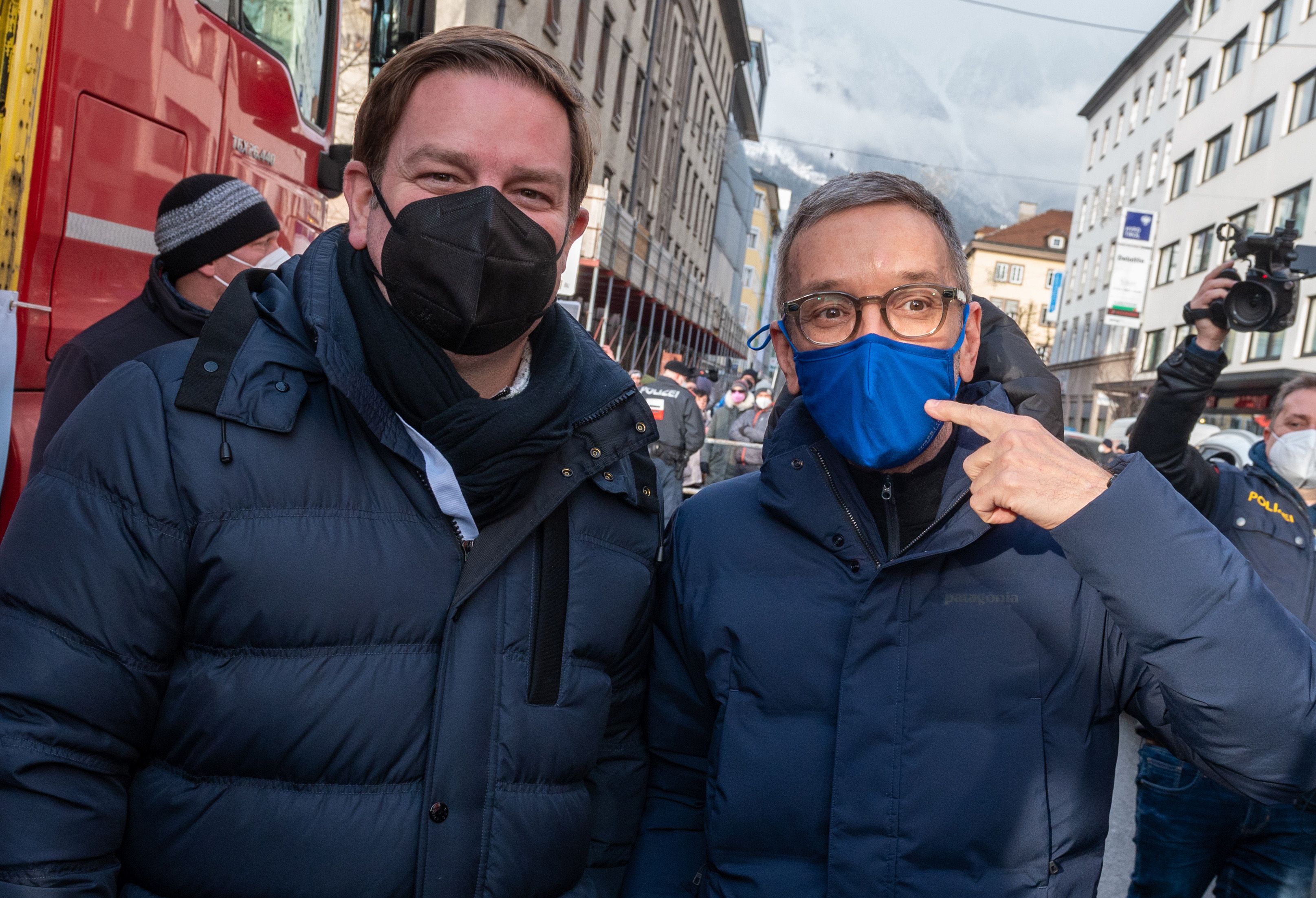 Die Maske, auf die Herbert Kickl hier zeigt, trug er nicht die komplette Zeit über, wie andere Bilder zeigen.