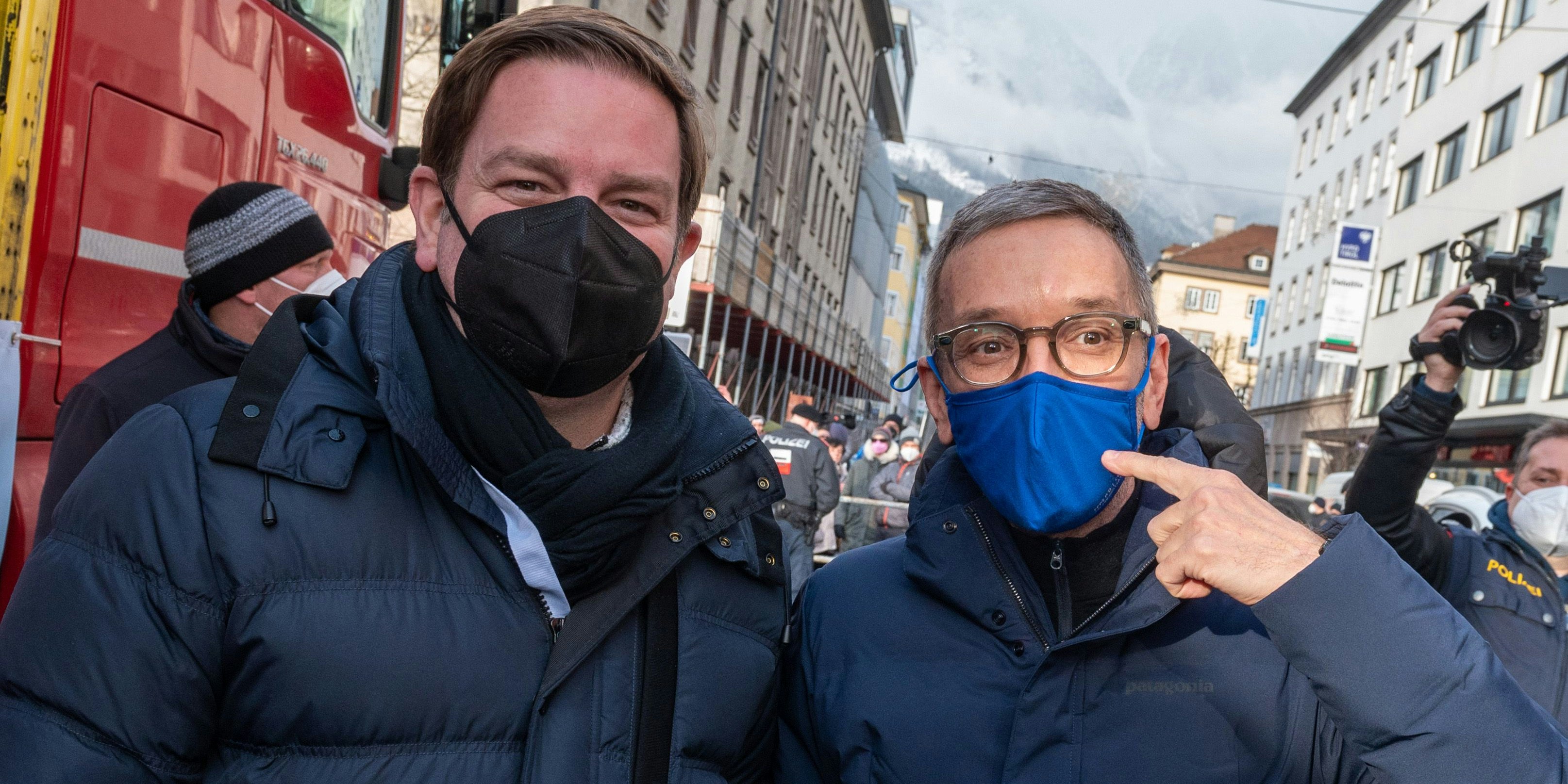 Die Maske, auf die Herbert Kickl hier zeigt, trug er nicht die komplette Zeit über, wie andere Bilder zeigen.