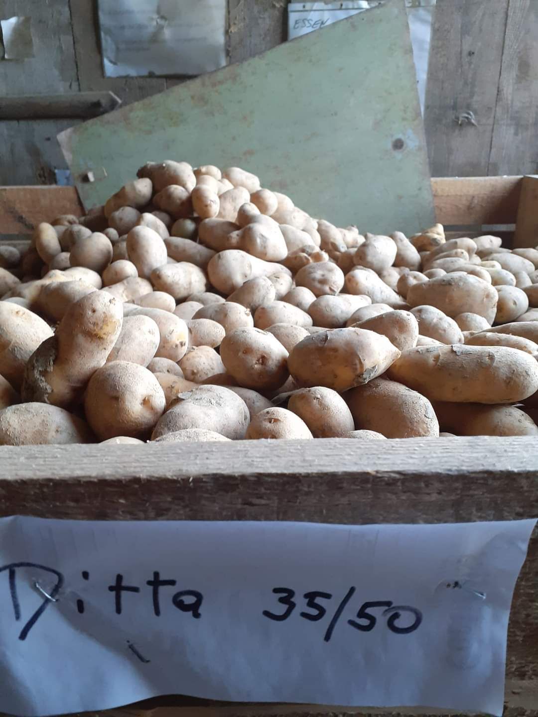 Bauern bleiben auf ihren Erdäpfeln sitzen