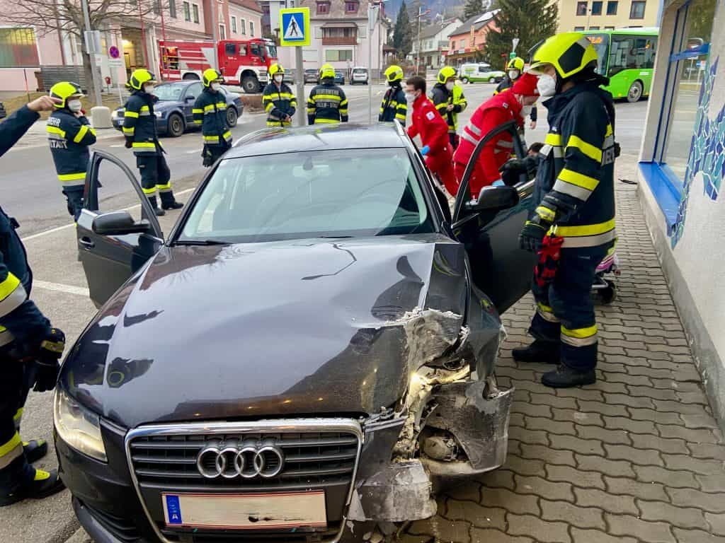 Der 25-jährige Lenker dürfte nur leicht verletzt worden sein. 