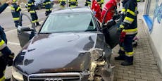 Audi-Lenker crasht in Haus, Feuerwehr kommt zu Fuß