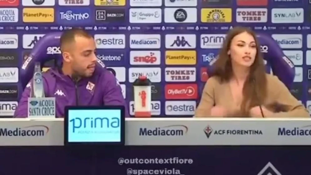 Wo schaut er denn da hin? Florenz-Stürmer Arthur Cabral mit Pressesprecherin Rossella Petrillo