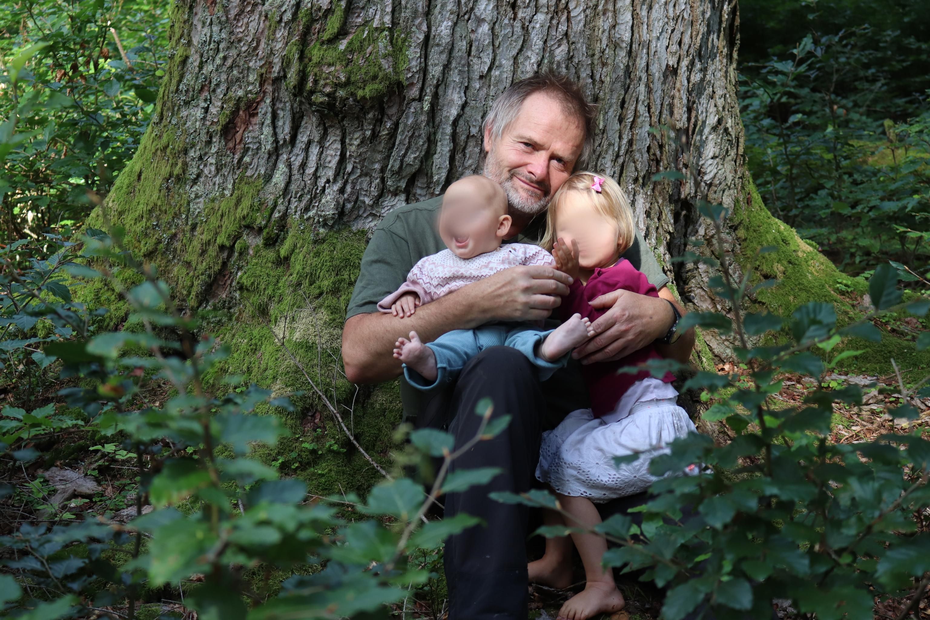 Tierschützer Martin Balluch mit seinen Töchtern (1, 3)