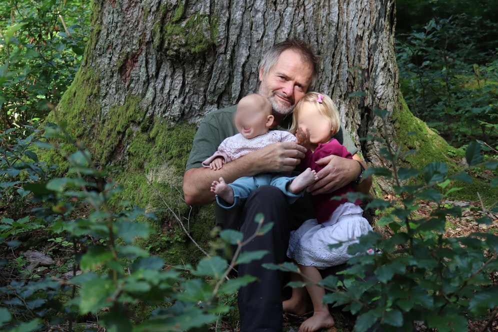 Tierschützer Martin Balluch mit seinen Töchtern (1, 3)