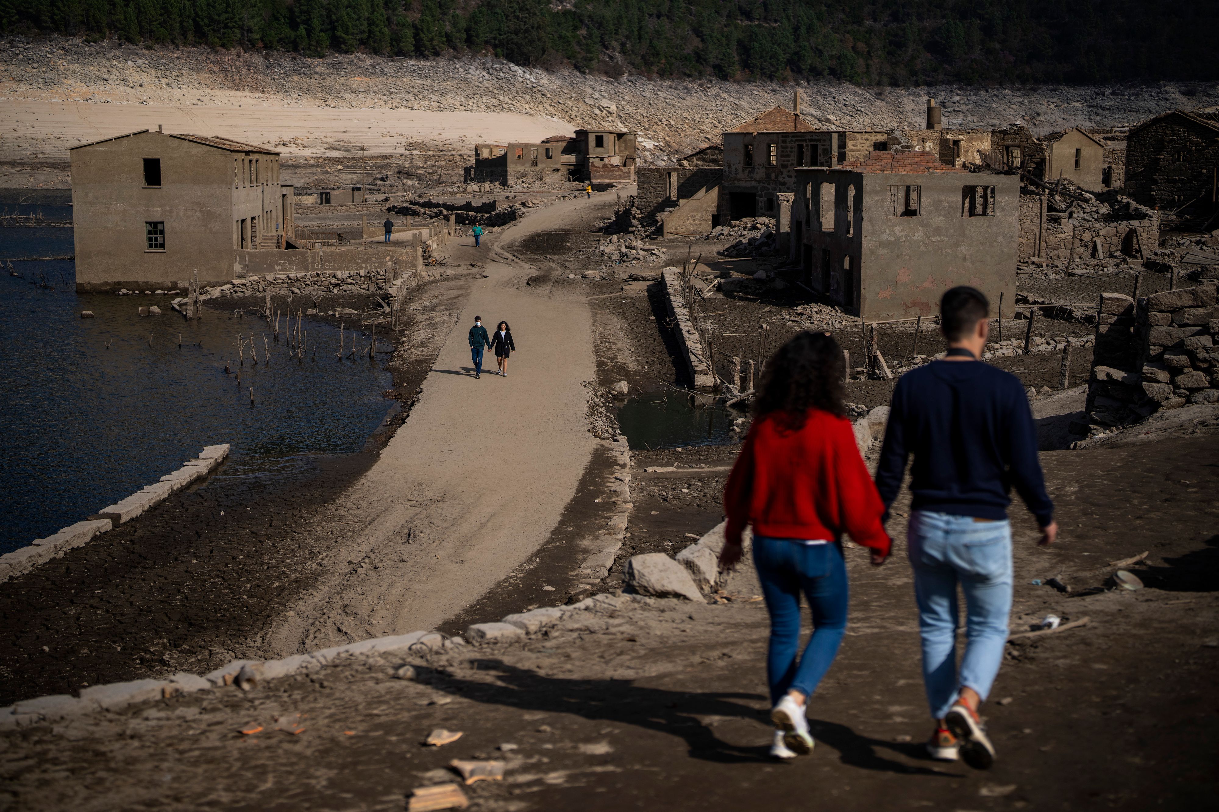 Download von www.picturedesk.com am 21.02.2022 (14:53).  Visitors walk at the old village of Aceredo emerged due to drought at the Lindoso reservoir, in northwestern Spain, Friday, Feb. 11, 2022. Large sections of Spain are experiencing extreme or prolonged drought, with rainfall this winter at only one-third of the average in recent years. The situation is similar in neighboring Portugal, where 45% of the country is now enduring âßsevereâß or âßextremeâß drought. (AP Photo/Emilio Morenatti) - 20220211_PD21889 - Rechteinfo: Rights Managed (RM)