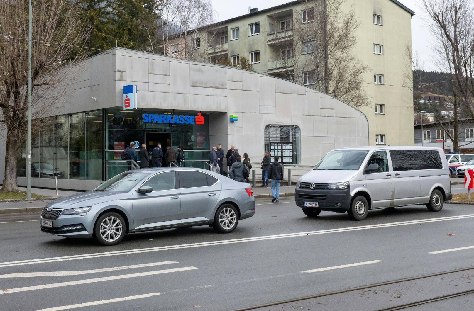 Bei der Bank handelt es sich um eine Sparkassen-Fililale in Innsbruck.